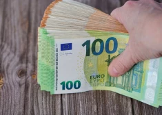 Жителей Польши призывают создавать запасы наличных денег дома