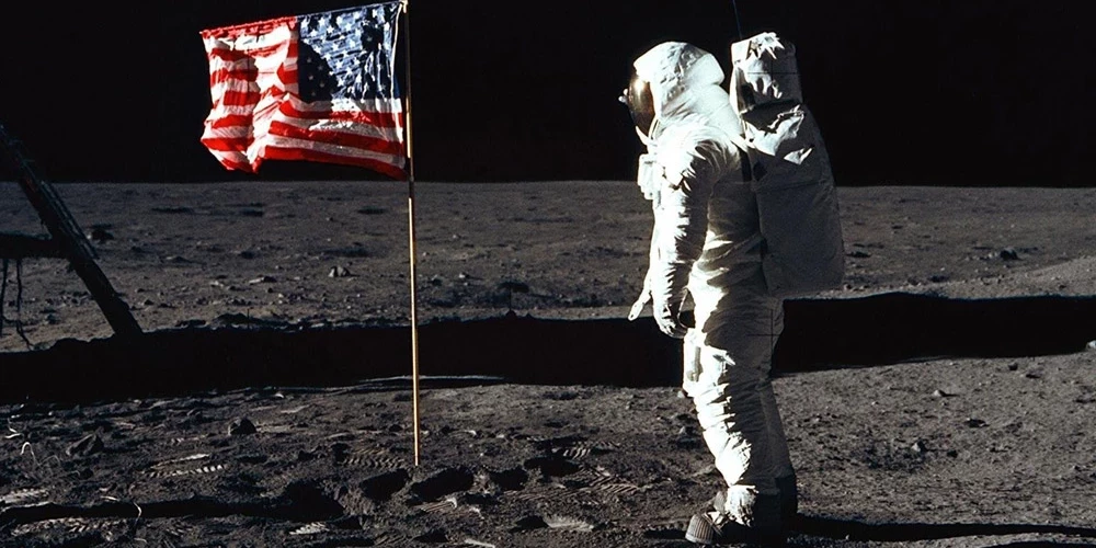 Edvins Oldrins uz Mēness.