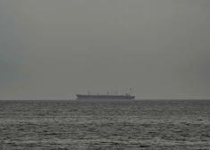 Irāna pamiera laikā atver Hormuza šaurumu komerciālajiem kuģiem; naftas cenas strauji krītas