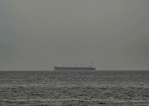 Hormuza šaurums ASV un Irānas pamiera laikā ir pilnībā atvērts komerciālajiem tankkuģiem un kravas kuģiem.