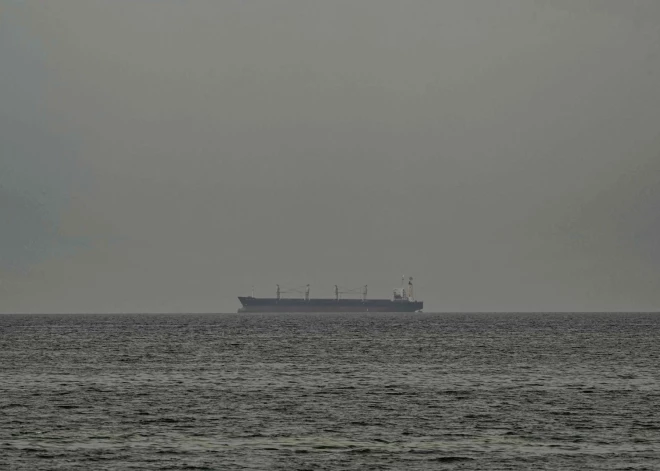 Irāna pamiera laikā atver Hormuza šaurumu komerciālajiem kuģiem; naftas cenas strauji krītas