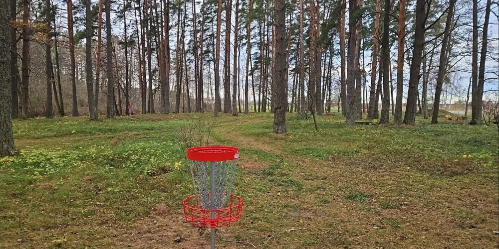 Disku golfa laukums paredzēts amatieru līmeņa spēlētājiem.