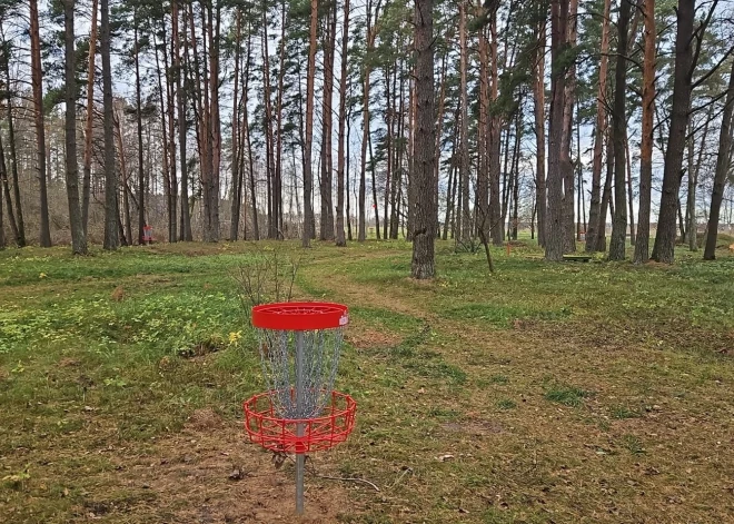 Piņķos izbūvēts disku golfa laukums