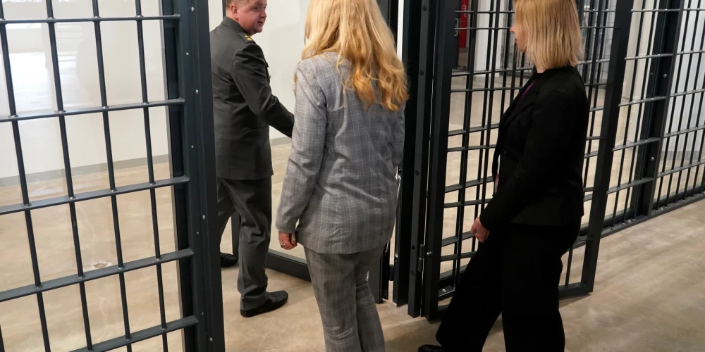 Liepājas cietuma priekšnieks Māris Dumpis un tieslietu ministre Inese Lībiņa-Egnere piedalās jaunatklātā Liepājas cietuma atklāšanas pasākumā.