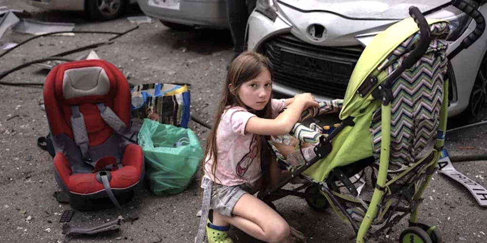 Kopš Krievijas atkārtotā iebrukuma Ukrainā 2022. gada februārī Ukrainā nogalināti 699 bērni un 2457 ievainoti.