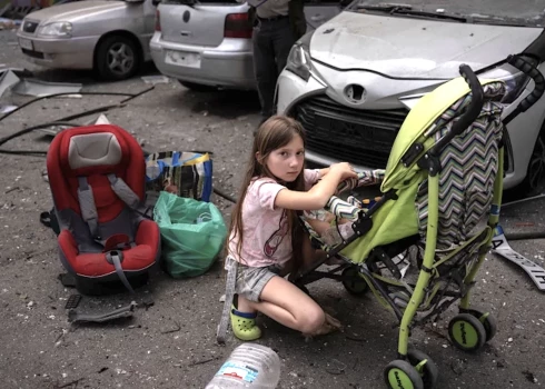 Kopš Krievijas atkārtotā iebrukuma Ukrainā 2022. gada februārī Ukrainā nogalināti 699 bērni un 2457 ievainoti.