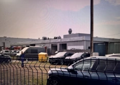 Не растерялись ни на секунду: сотрудники рижского автосервиса сами сдержали пожар, эвакуировались 100 человек