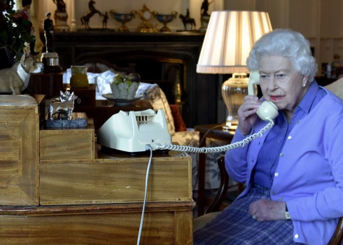 Neskatoties uz šiem sarežģītajiem un pretrunīgajiem lēmumiem, Hardmans uzsver, ka Elizabetes II milzīgais devums sabiedrībai paliek nesalauzts.