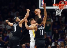 Porziņģim ierobežots spēles laiks un 11 punkti; "Warriors" zaudē Fīniksā un noslēdz sezonu