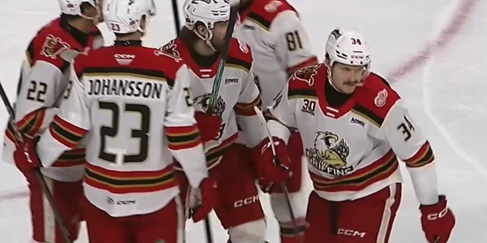 Eduards Tralmaks (#34) raidīja ripu caur pretinieku vārtsarga kājsargiem un panāca 1:0.