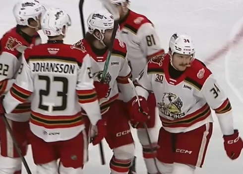 Eduards Tralmaks (#34) raidīja ripu caur pretinieku vārtsarga kājsargiem un panāca 1:0.