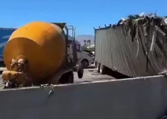 Šausmas uz šosejas! Kravas automašīna pilnā ātrumā iebrauc pretējā joslā un frontāli ietriecas betona maisītājā