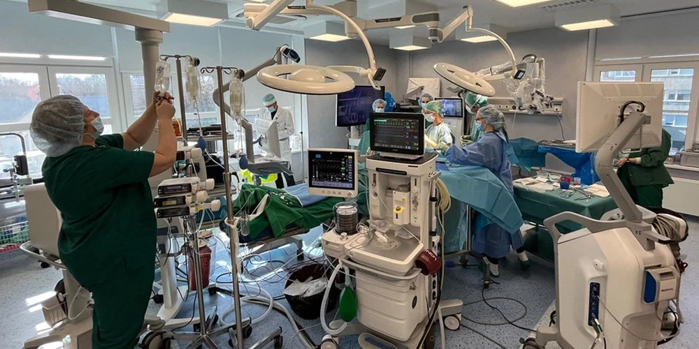 Operācijas laikā tika izmantotas mūsdienīgas neiromonitoringa un neironavigācijas tehnoloģijas.