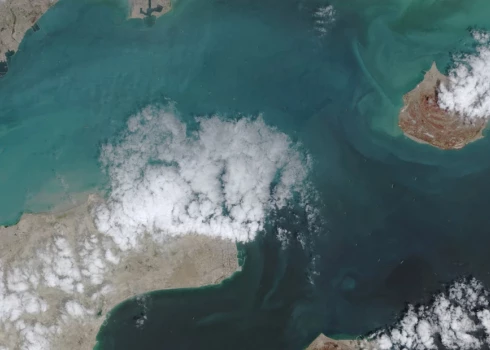 Satelītattēls rāda kuģu kustību Hormuza šaurumā.