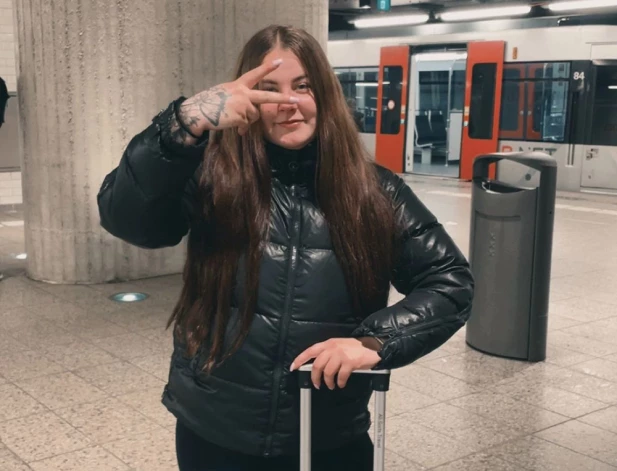 Laura Markoviča kopš 2026. gada februāra atrodas ārpus Latvijas, bijusi Vācijā un Nīderlandē.