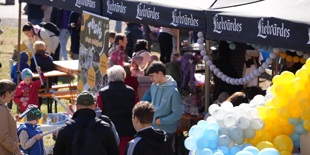 Rīgas vecpilsētā, Doma laukumā, 18. aprīlī ar vairāku mūzikas grupu uzstāšanos un bērnu programmu norisinās "Vecrīgas festivāls".