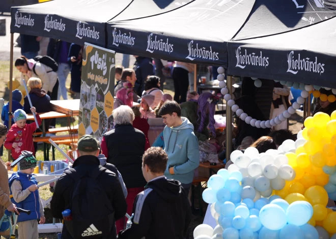 Rīgas vecpilsētā, Doma laukumā, 18. aprīlī ar vairāku mūzikas grupu uzstāšanos un bērnu programmu norisinās "Vecrīgas festivāls".