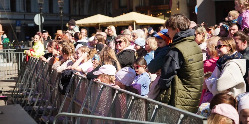 "Dzeguzītes" uzstāšanās.