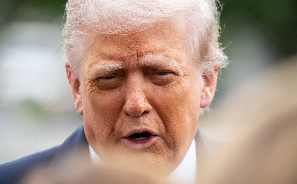 VIDEO: Trampa neveiklā sajūsma par reportieri kļūst par sociālo tīklu hitu