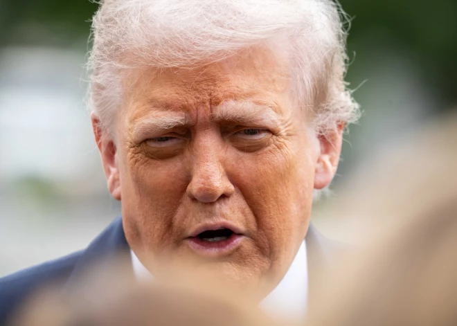 VIDEO: Trampa neveiklā sajūsma par reportieri kļūst par sociālo tīklu hitu