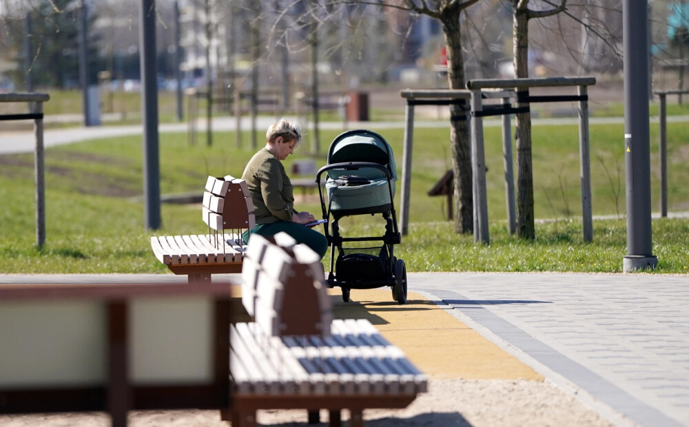 Opozīcijas partija rosina bērna kopšanas periodu līdz diviem gadiem pilnībā ieskaitīt pensiju stāžā