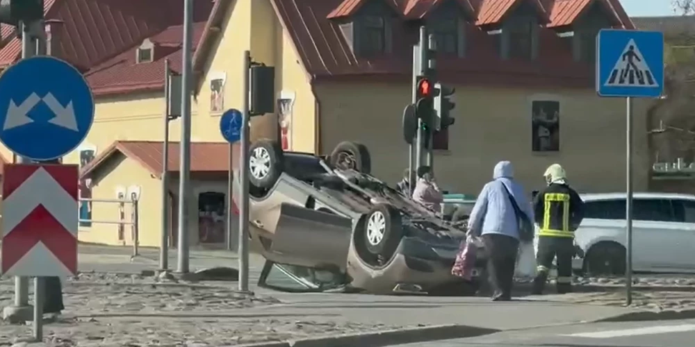 VIDEO: Ogrē divu automašīnu sadursmē viens spēkrats apgāzies uz jumta