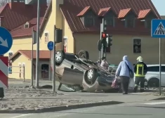 VIDEO: Ogrē divu automašīnu sadursmē viens spēkrats apgāzies uz jumta