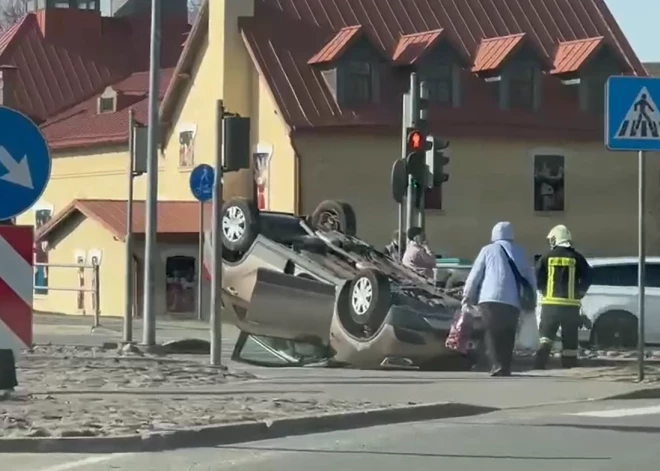 VIDEO: Ogrē divu automašīnu sadursmē viens spēkrats apgāzies uz jumta