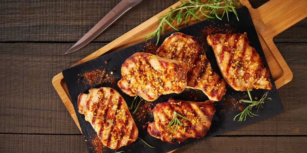 Ātri iemarinēta, grilēta un sulīga cūkgaļas kakla karbonāde. 