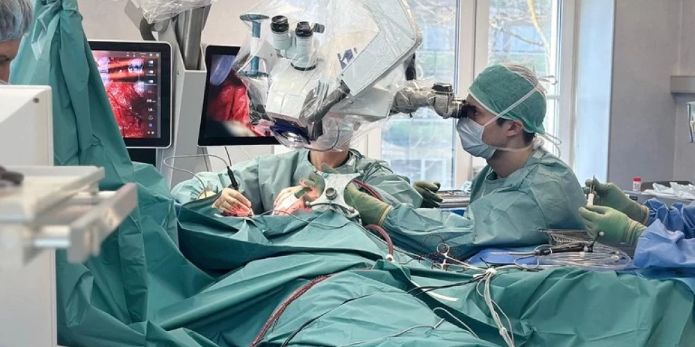 Врачи больницы Страдиня провели редкую нейрохирургическую операцию, от которой зависели речь и движения пациента.