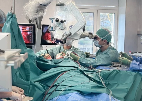 Врачи больницы Страдиня провели редкую нейрохирургическую операцию, от которой зависели речь и движения пациента.