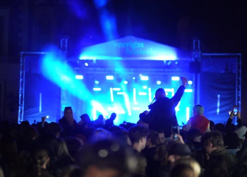 “Vecrīgas festivālu” noslēdz populāru grupu uzstāšanās.