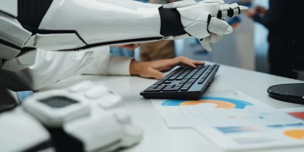 Cilvēku mazāk, darba mazāk nav — kur slēpjas āķis?