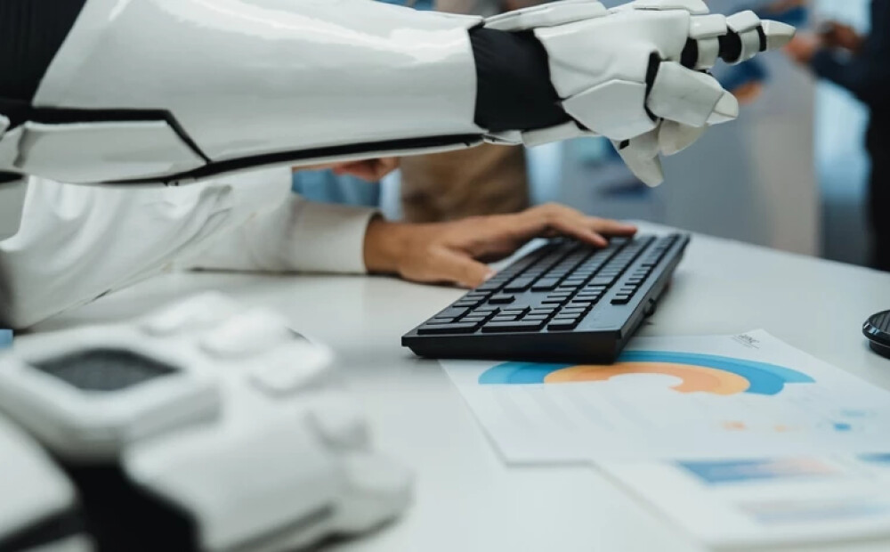 Mākslīgais intelekts maina darba tirgu Latvijā, bet ne tā, kā daudzi domā