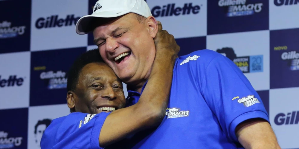 Oskars Šmits tiek uzskatīts par visu laiku labāko basketbolistu, kurš neuzspēlēja NBA. Šeit viņš futbola leģendas Pele apskāvienos. Bilde uzņemta 2013. gadā.