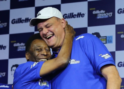 Oskars Šmits tiek uzskatīts par visu laiku labāko basketbolistu, kurš neuzspēlēja NBA. Šeit viņš futbola leģendas Pele apskāvienos. Bilde uzņemta 2013. gadā.