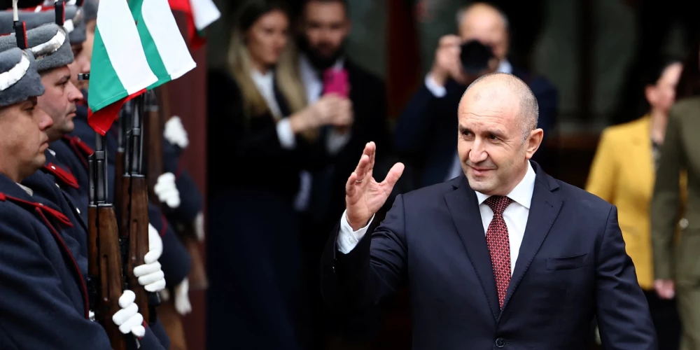 Kritiķi norāda, ka Rumans Radevs daļēji ir atbildīgs par pretrunīgi vērtētiem lēmumiem, ko pieņēma pagaidu valdības, kuras viņš iecēla prezidentūras laikā kopš 2016.
