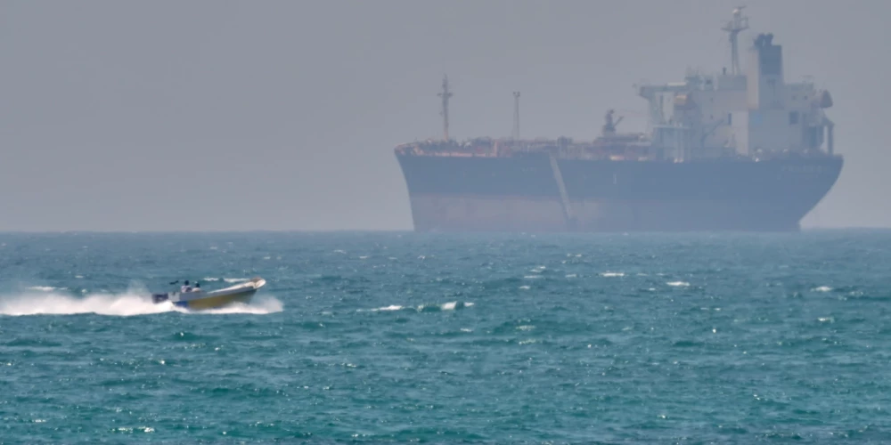 Viens no diviem kuģiem kas tika sašauts identificēts kā kuģis "Sanmar Herald", kas kuģoja zem Indijas karoga.