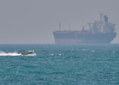 Spriedze pie Hormuza šauruma pieaug - Irāna raida uguni pret diviem kuģiem