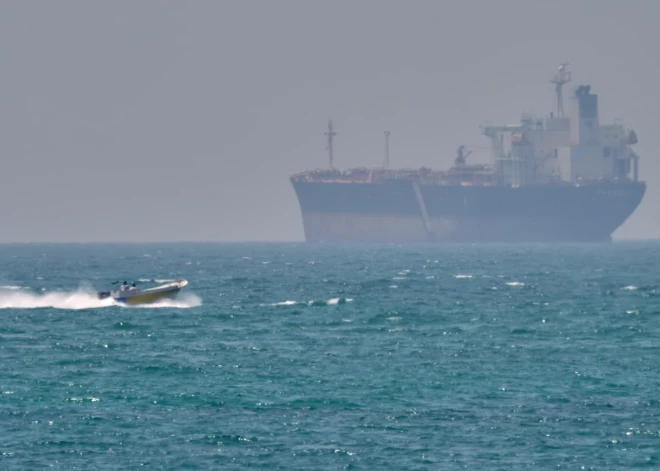 Spriedze pie Hormuza šauruma pieaug - Irāna raida uguni pret diviem kuģiem. "Jūs man devāt atļauju doties ceļā! Un tagad jūs šaujat!