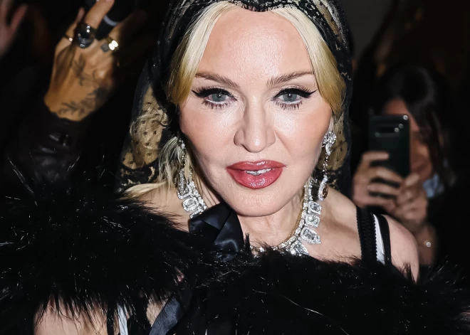 "Что с ней происходит?" Поведение Мадонны на фестивале вызвало недоумение в соцсетях