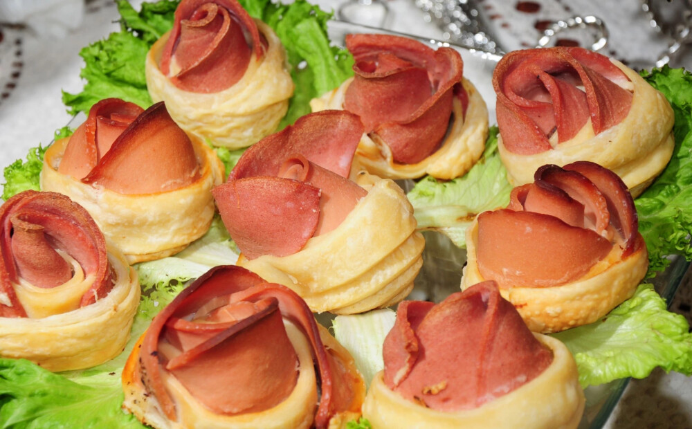 Ātrā uzkoda no kārtainās mīklas – ar doktordesu, sieru un kečupu