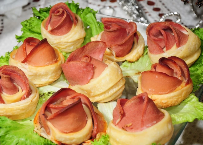 Ātrā uzkoda no kārtainās mīklas – ar doktordesu, sieru un kečupu