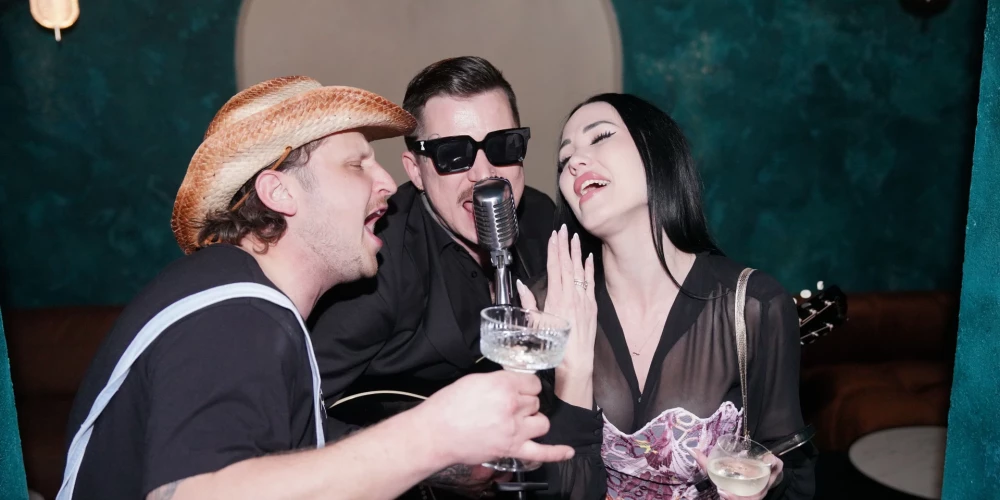 2026. gada 18. aprīlī sirsnīgā gaisotnē uzņēmējs Ēriks Ozollapa savā restorānā "Juusu" atzīmēja 39. dzimšanas dienu. Ballītē piedalījās tuvākie draugi un kolēģi, tostarp arī dziedātājs Miks Dukurs, kuru ar jubilāru saista sena draudzība.