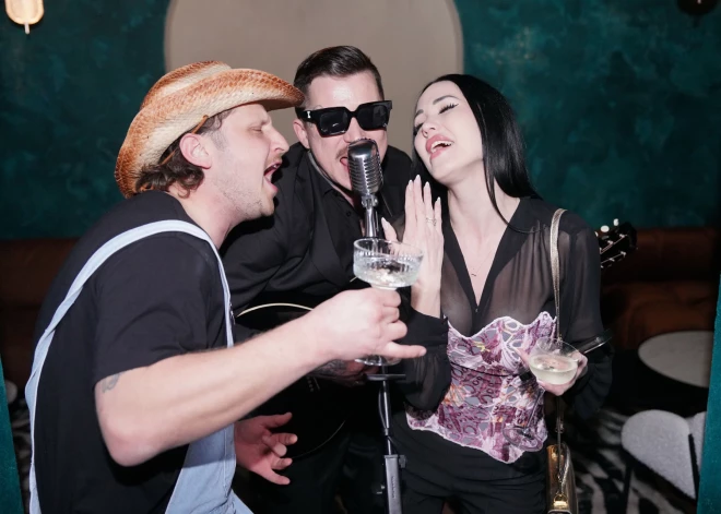 2026. gada 18. aprīlī sirsnīgā gaisotnē uzņēmējs Ēriks Ozollapa savā restorānā "Juusu" atzīmēja 39. dzimšanas dienu. Ballītē piedalījās tuvākie draugi un kolēģi, tostarp arī dziedātājs Miks Dukurs, kuru ar jubilāru saista sena draudzība.