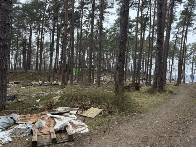 Pastaigu dabā mīļotājus pagājušās nedēļas nogalē nepatīkami pārsteidza būvgruži Carnikavas pagastā, Siguļos', pie Dzirnezera.