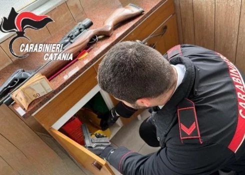 Itālijā par narkotiku un viltotu dokumentu izgatavošanu aizturēts Latvijas pilsonis.