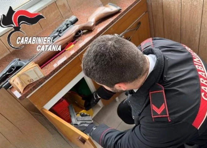 Itālijā aizturēts 38 gadus vecs Latvijas pilsonis, kurš tirgoja narkotikas un izgatavoja viltotus dokumentus