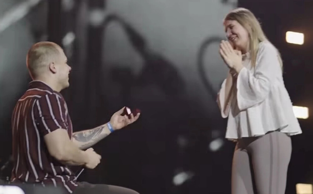 “Sudden Lights” koncertā Valmierā izskan romantisks bildinājums uz skatuves