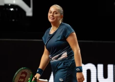 Ostapenko Štutgartes "WTA 500" turnīrā piedzīvo zaudējumu dubultspēļu finālā